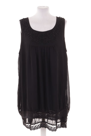 Schwarzes Kleid