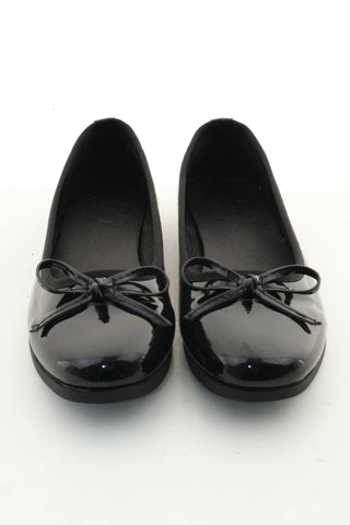 Schwarze Lackpantoffeln