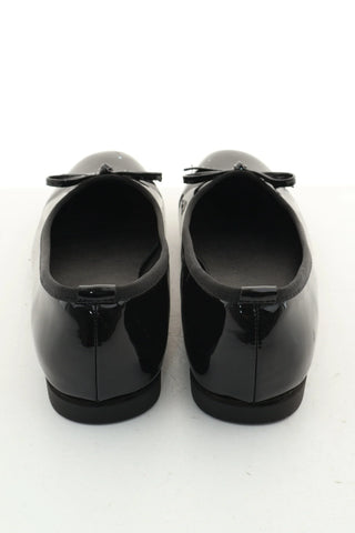 Schwarze Lackpantoffeln