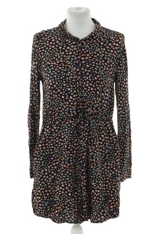Schwarzes Kleid mit Blumen