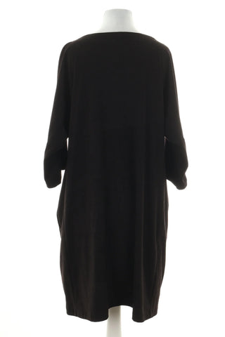 Schwarzes Kleid in Wildlederoptik