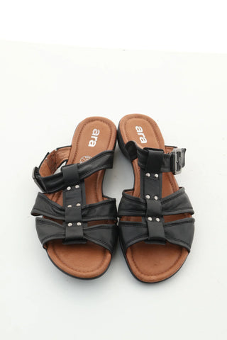 Schwarze Ledersandalen