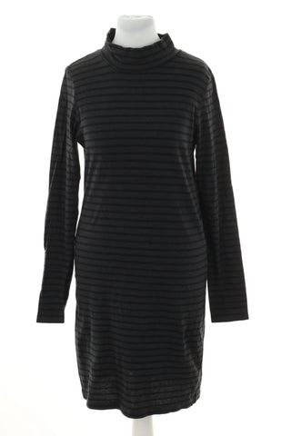 Graues Kleid mit Streifen