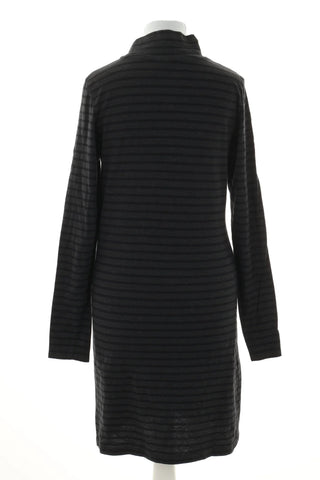 Graues Kleid mit Streifen