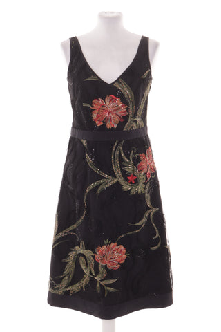 Kleid mit Blumenstickerei