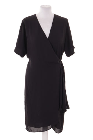 Schwarzes Kleid