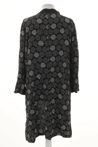 Schwarzer Überwurf mit Muster