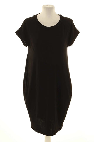 Schwarzes Kleid