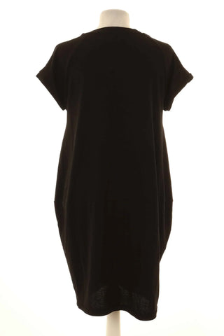 Schwarzes Kleid