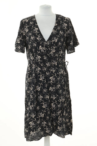 Schwarzes Kleid mit Blumen