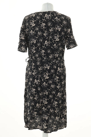 Schwarzes Kleid mit Blumen