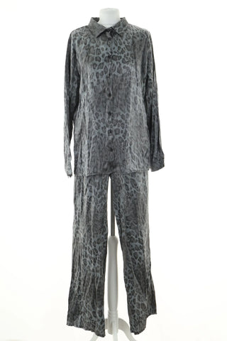 Grauer Pyjama mit Flecken