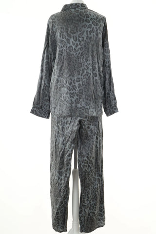 Grauer Pyjama mit Flecken