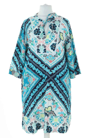 Blaues Kleid mit Blumenmuster