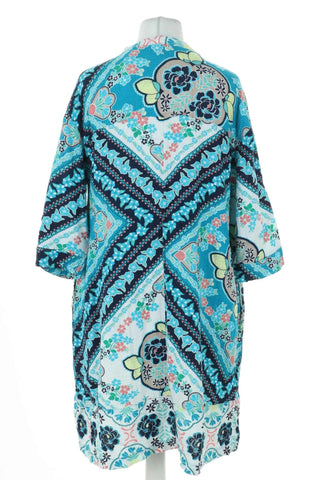 Blaues Kleid mit Blumenmuster