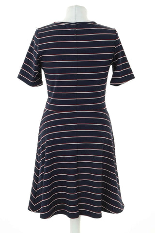 Dunkelblaues Kleid mit Streifen