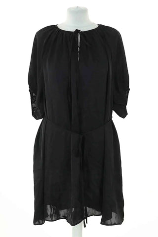 Schwarzes Kleid