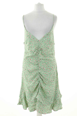 Grünes Kleid mit Blumen