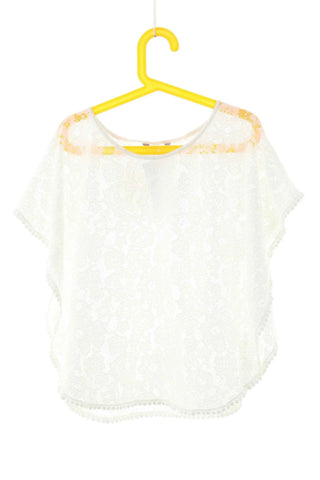 Weiße Bluse mit Spitze