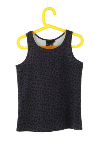 Graues Top mit Tupfen