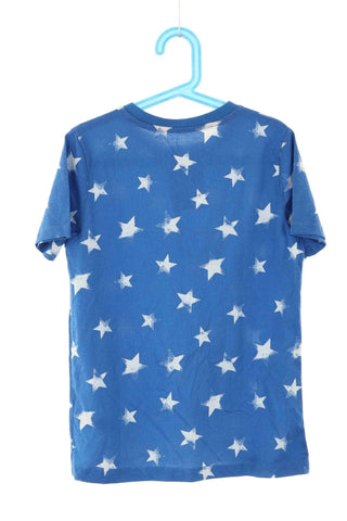 Blaues T-Shirt mit Sternen