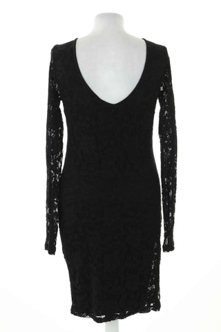 Schwarzes Spitzenkleid