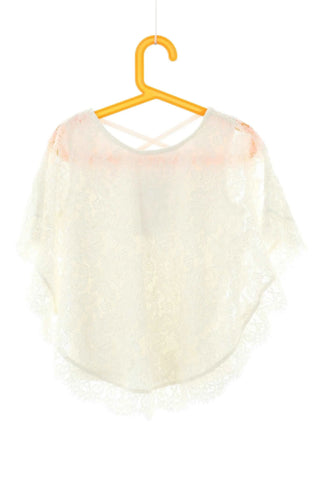 Weiße Bluse mit Spitze